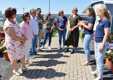 Harmke van der Plas en Marleen van Balkom gaven een voorlichting over de show aan een groep gasten.